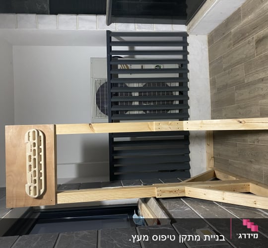 מתקן עץ עם לוח טיפוס מותקן על קיר